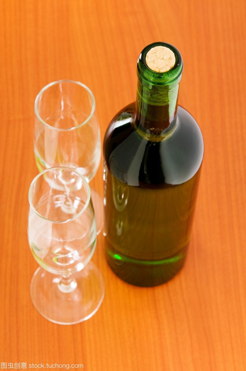 桌上雜陳 一瓶酒、飲料與茶葉零售的日常美學(xué)